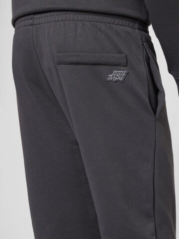 Tapered Pantaloni sportivi di BIDI BADU in grigio