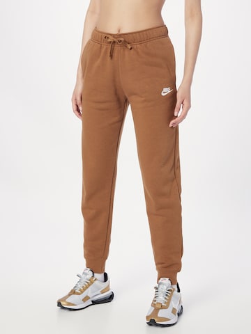 Nike Sportswear Tapered Bukser i brun: forside