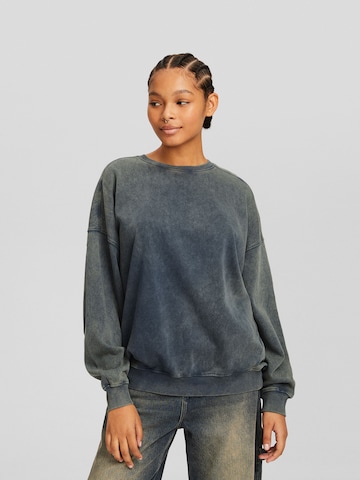 Bershka Sweatshirt in Green: front