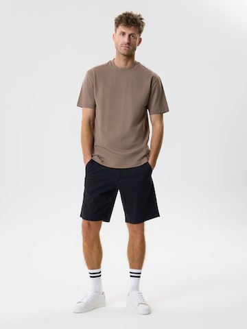 TWO SOON Regular Shorts in Schwarz: Vorderseite