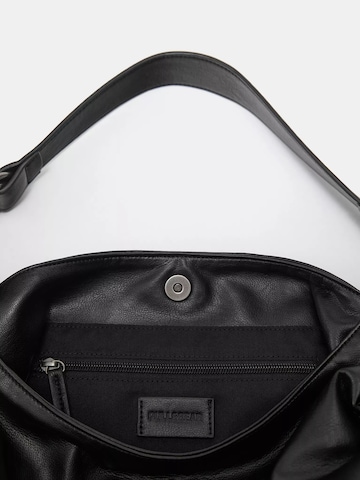 Pull&Bear Skuldertaske i sort