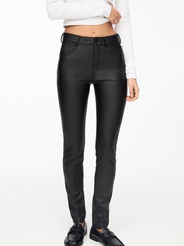 Pull&Bear Skinny Trousers in Black: front