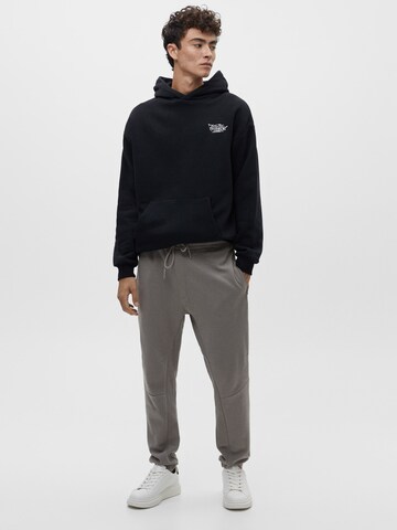 Pull&Bear Дънки Tapered Leg Панталон в сиво: отпред