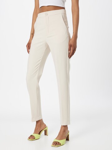 Coupe slim Pantalon à plis 'Karin' Gina Tricot en beige : devant