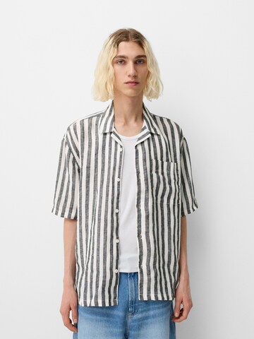 Bershka Comfort fit Overhemd in Grijs: voorkant