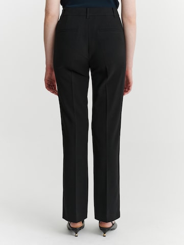 TATUUM - regular Pantalón en negro