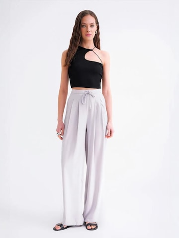 Wide leg Pantaloni con pieghe di MixRay in grigio