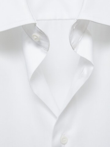 Coupe regular Chemise business 'Venecia' MANGO MAN en blanc