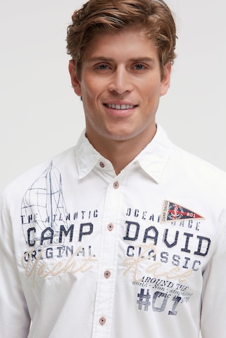 CAMP DAVID Slim Fit Strukturiertes Langarmhemd mit Logo-Applikationen in Weiß