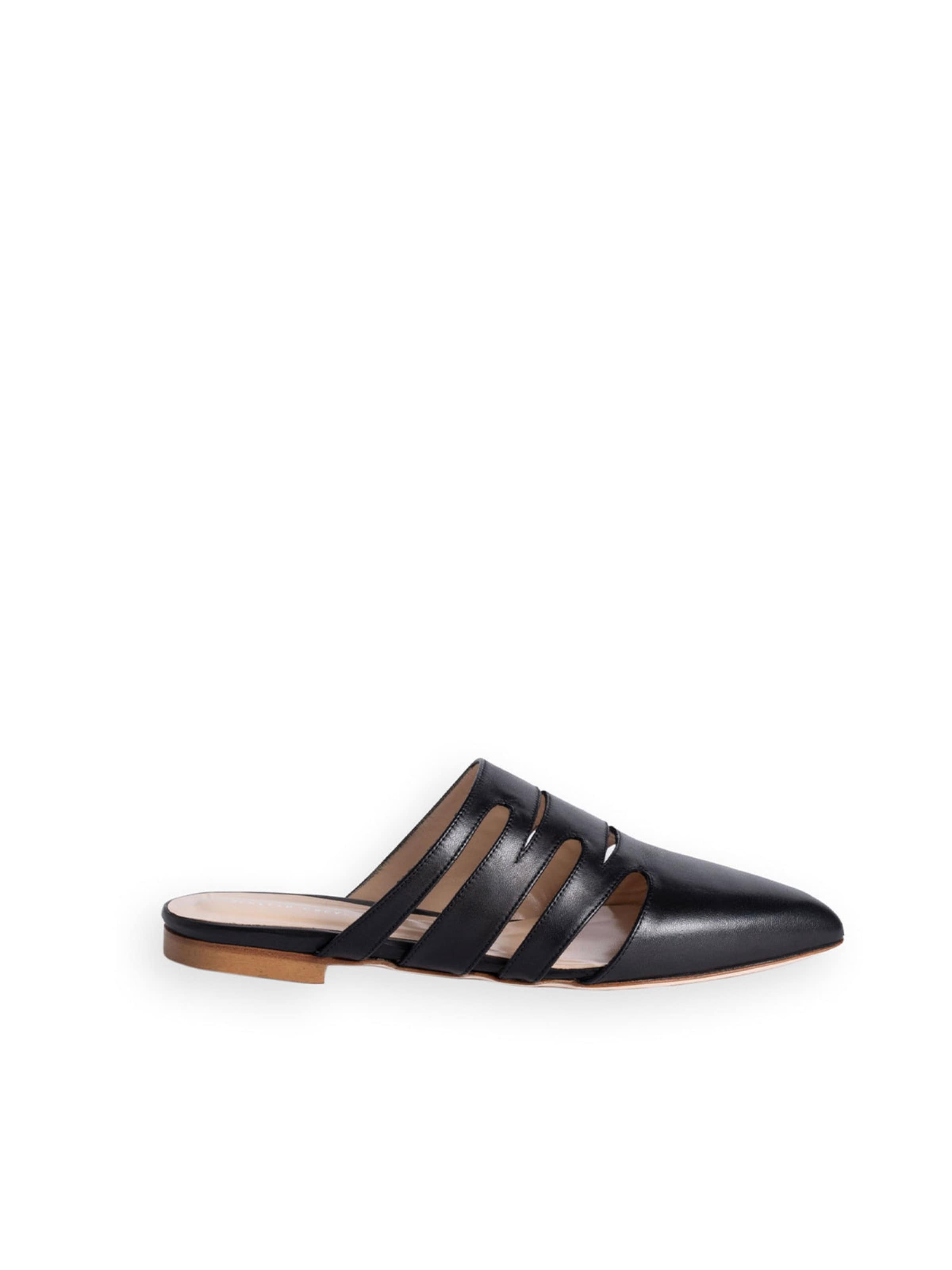 Zoccoletto 'Magnolia black' di Jerelyn Creado in nero: frontale