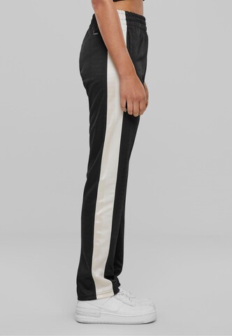 Regular Pantaloni sport 'Corporate' de la FUBU pe negru