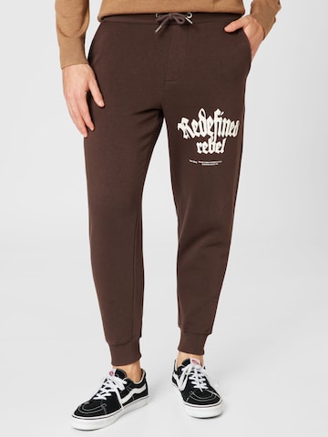 Redefined Rebel Tapered Pants 'Jad' in Brown: front