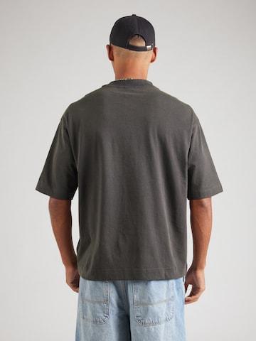 Tricou 'NBA CHIBUL' de la NEW ERA pe gri