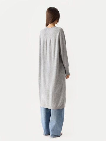 GOBI Cashmere Stickad klänning 'Gobi Cashmere Side-Slit Maxi Dress' i grå