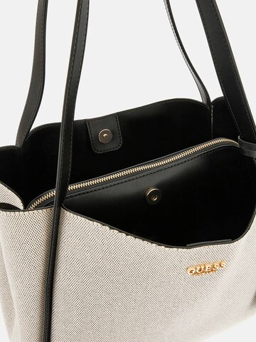 GUESS Schultertasche 'Nicolette' in Schwarz