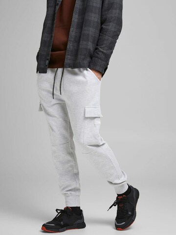 JACK & JONES Tapered Cargo Pants 'Gordon Air' in Grey: front