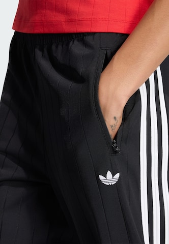 ADIDAS ORIGINALS - Loosefit Pantalón 'Firebird' en negro