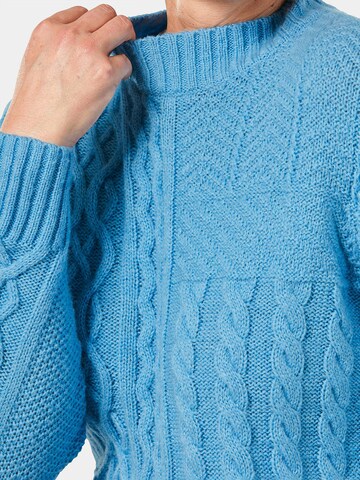 Goldner Pullover in Blau