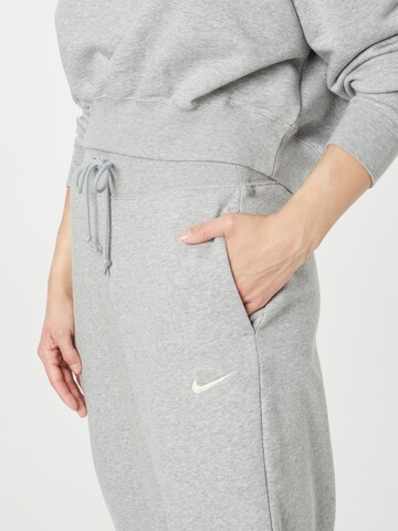 Nike Sportswear Tapered Housut 'PHNX FLC' värissä harmaa