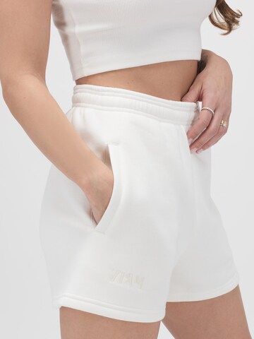 ABOUT YOU x VIAM Studio Regular Shorts 'BILLIE' in Weiß