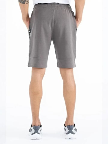 Regular Pantalon Tommy Life en gris