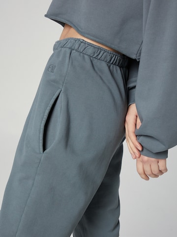 A LOT LESS Tapered Pants 'Karli' in Grey
