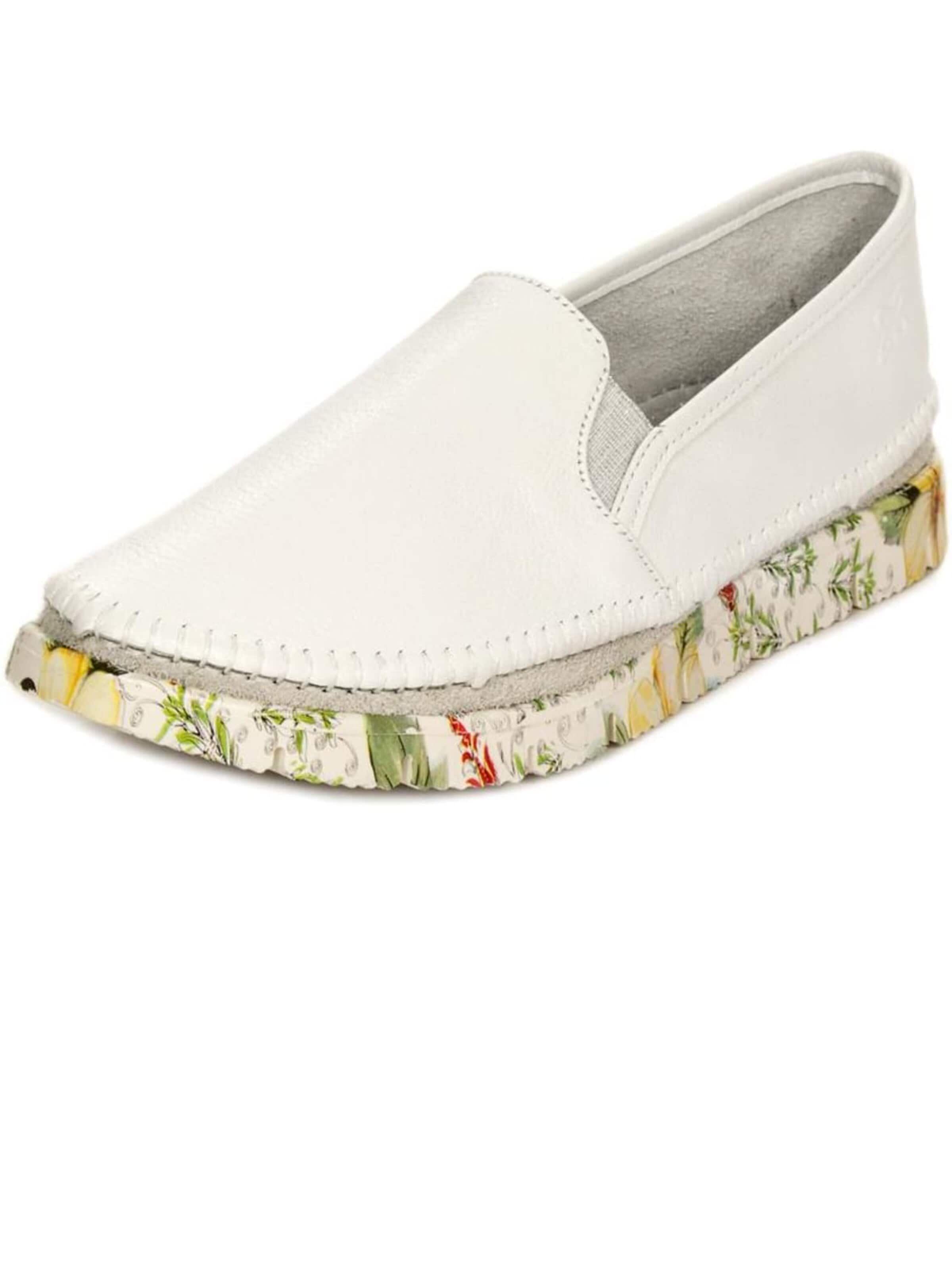 Maciejka Classic Flats in White: front