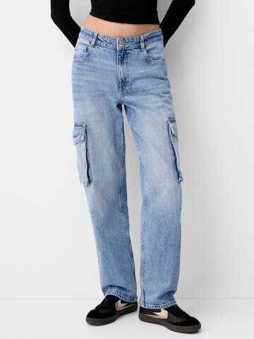 Bershka Regular Cargo jeans in Blue: front