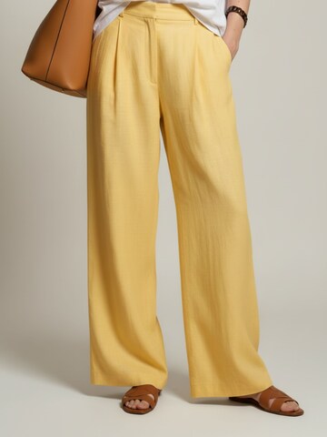 WEARABLE STORIES Wide leg Trousers 'Philine' in Yellow