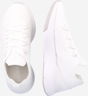 Sneaker low 'Janeea' de la GUESS pe alb