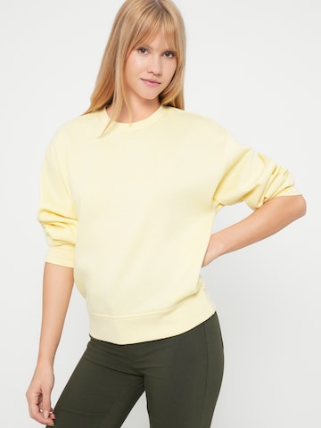 Sweat-shirt 'PCCHILLI' PIECES en jaune
