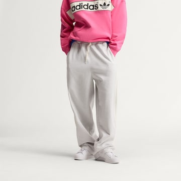 ADIDAS ORIGINALSLoosefit Hlače 'AdiSignature' - siva boja: prednji dio