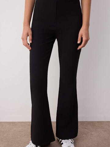 évasé Pantalon Trendyol en noir