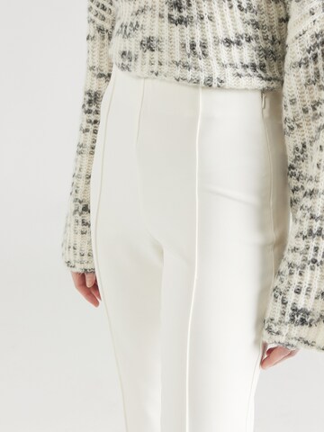 ONLY - Flared Calças com vincos 'ASTRID' em branco