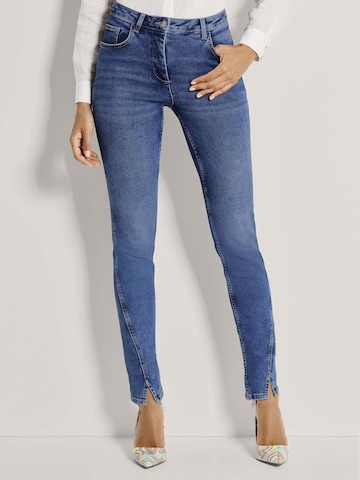 MADELEINE Slimfit Jeans in Blau: Vorderseite