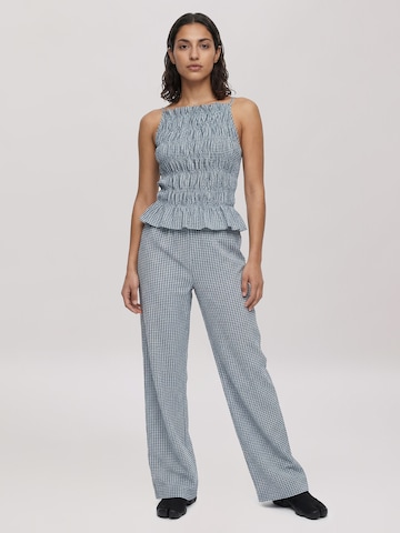 EDITED Ohlapna forma Hlače 'Isobel' | modra barva: sprednja stran