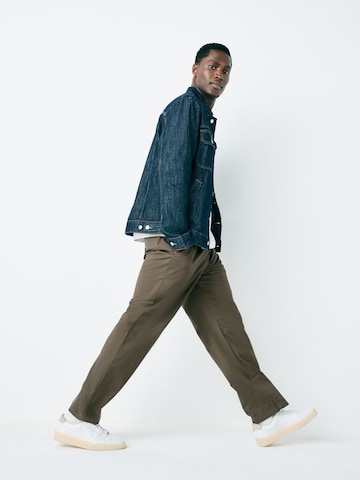 NextLoosefit Chino hlače - smeđa boja