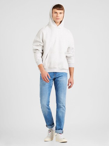 Abercrombie & FitchSweater majica 'ESSENTIAL' - siva boja