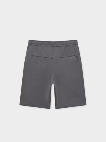 Pull&Bear Regular Shorts in Grau