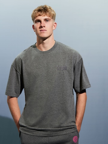 FCBM T-Shirt 'Ian' in Grau: predná strana