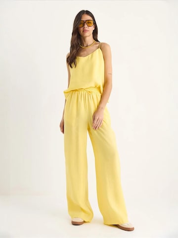 Completo pantalone di Bianco Lucci in giallo: frontale