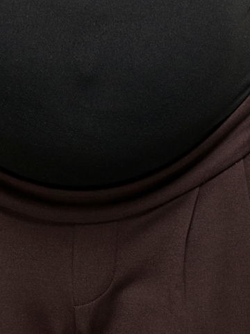 Only Maternity - regular Pantalón plisado 'OLMPoptrash' en marrón