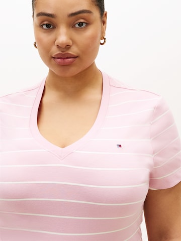 Tricou 'CODY' de la Tommy Hilfiger Curve pe roz