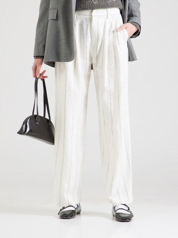GAP Loose fit Pleat-front trousers in White: front