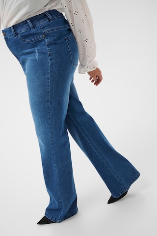 KAFFE CURVE Flared Jeans 'Laurina' i blå