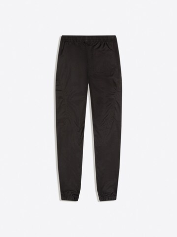 Bershka Tapered Cargobyxa i svart