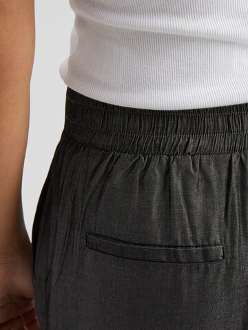 Peppercorn - Pierna ancha Pantalón 'Bea' en gris