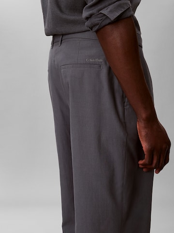 Calvin Klein Regular Bügelfaltenhose in Grau
