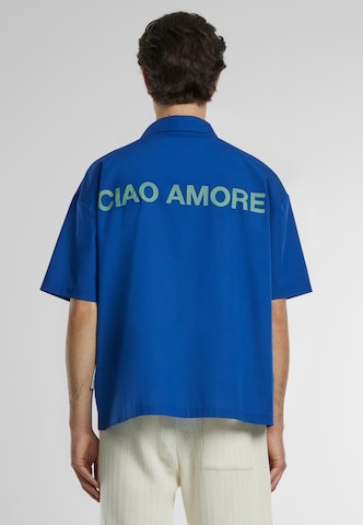 Prohibited - Ajuste confortable Camisa 'Ciao Amore' en azul: frente