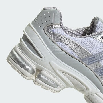 Baskets basses 'Ozweego Pro' ADIDAS ORIGINALS en blanc